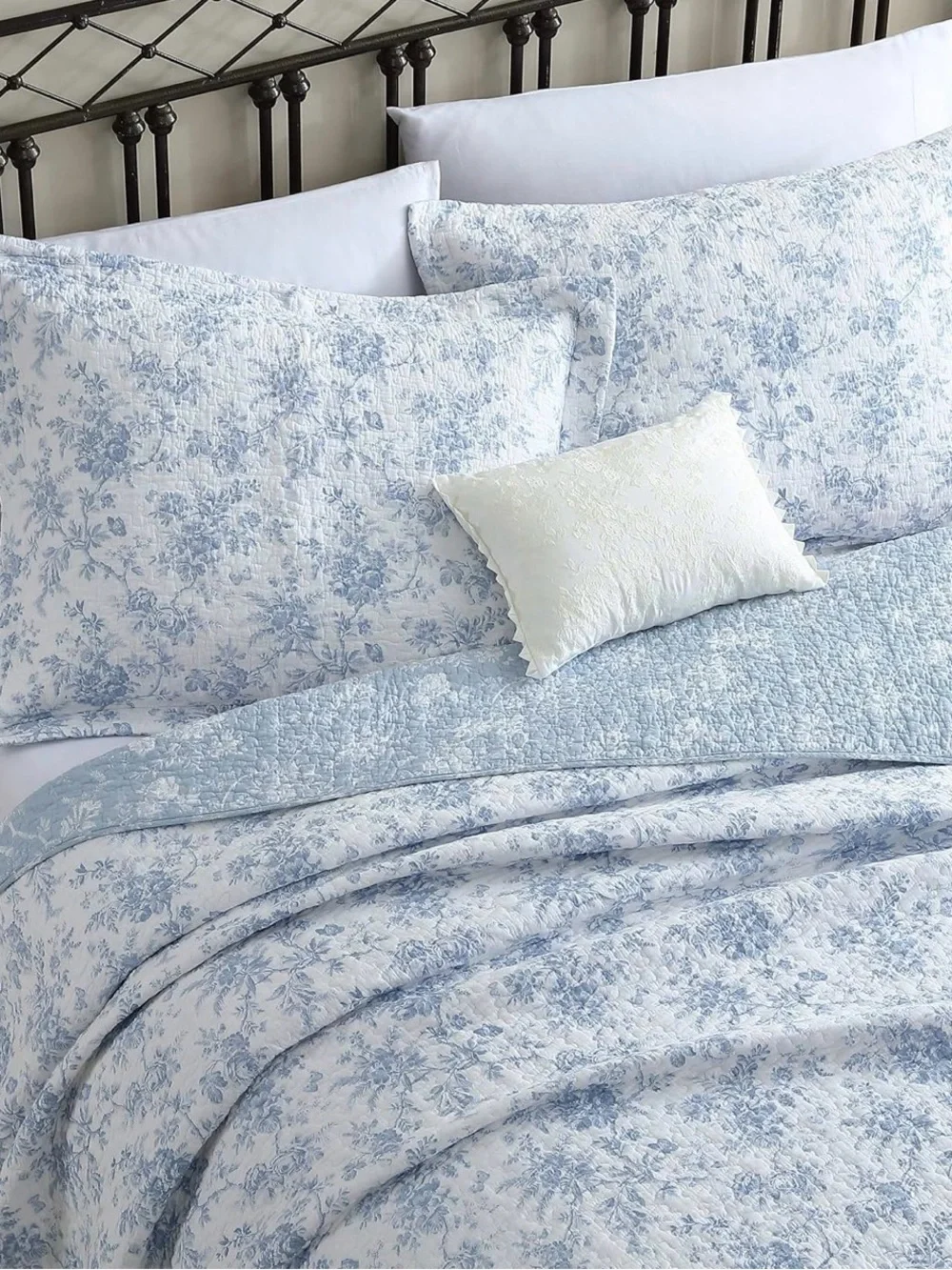 Laura Ashley - King Quilt Set, Soft & Reversible (Excellent Condition)